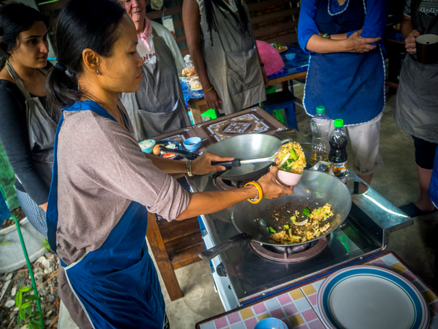 Soon demonstrates the correct preparation of breakfast fried rice