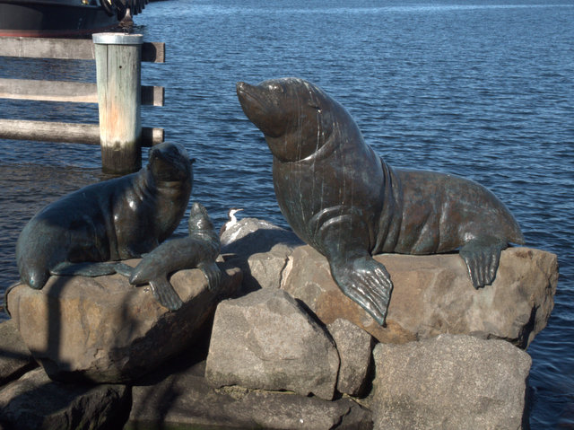 Heading South, Stephen Walker 1998. Bronze sculpture, located between Victoria Dock and Macquarie Wharf, Sullivans Cove